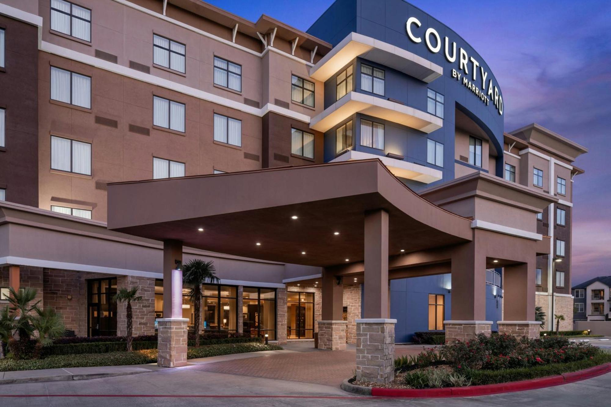 Courtyard By Marriott Houston Kingwood